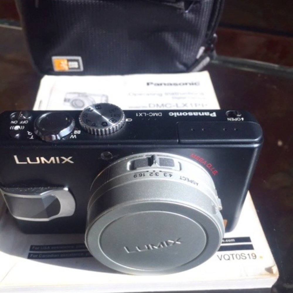 Panasonic Lumix DMC-LX1, LEICA DC Lens 8.4-Megapixel, 1st 16:9 CCD  *Used 4x